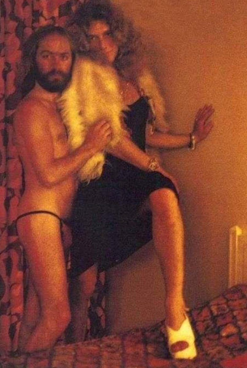 UnaHumildePapa's tweet photo. Bad Bunny llegó para revolucionar TODOS los estándares de cambiar y estereotipos de la masculinidad y feminismo...

Freddie Mercury
David Bowie
Iggy Pop
Robert Plan

¡BITCH PLEASE!😎 https://t.co/6tRxGkK9bV