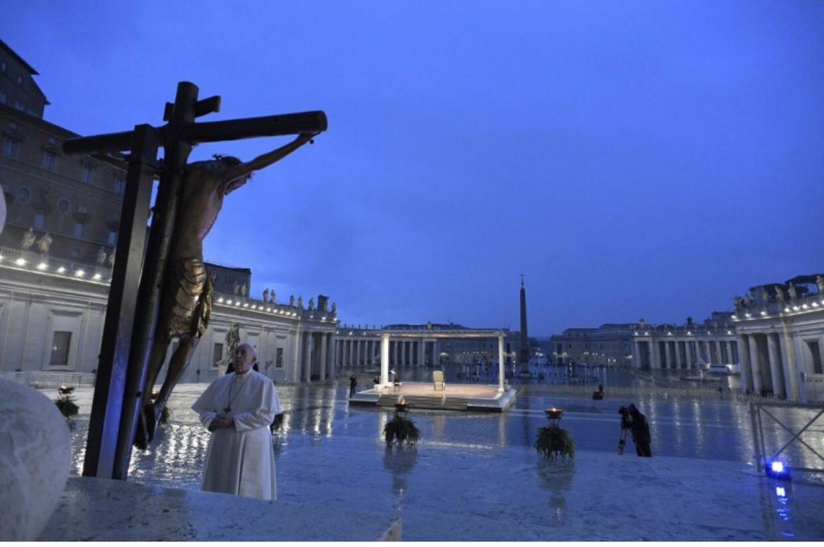 El 1día los aplausos me calaron y fui consciente de todo esto.

Hoy estas imágenes me han golpeado la consciencia, me han hecho despertar de la “normalidad” que envuelve ya esta rutina dentro de casa.

De la oscuridad y soledad destacaba Él, hombre de blanco, su luz y su Fe.