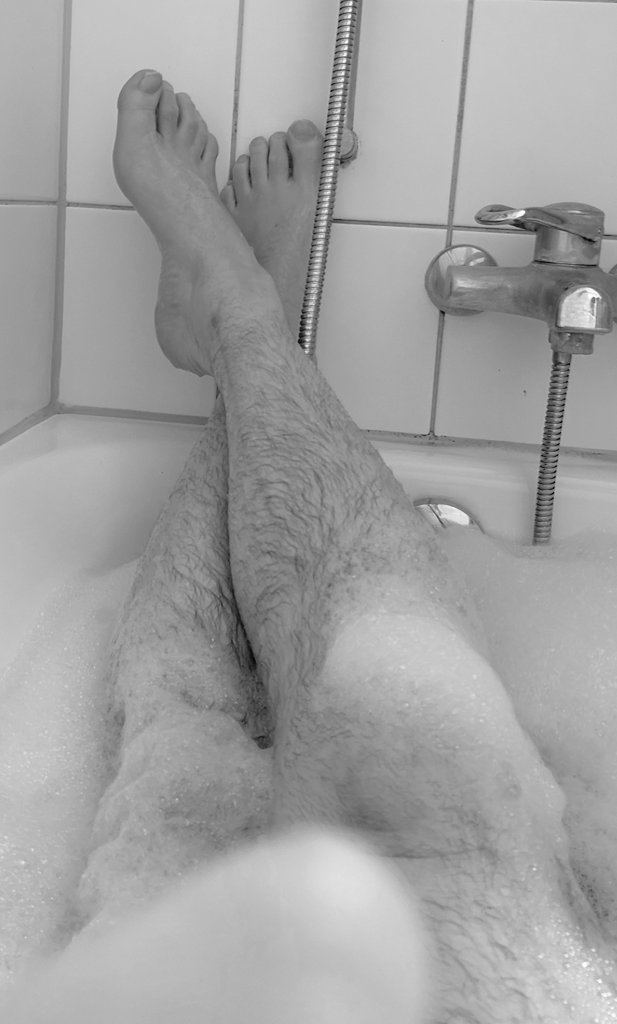 So jetzt gibt von mir auch einen #Badewannetweet. Schöne Beine habe ich auch. Wünsche v einen schönen Start in Wochenende.
#frivolerfreitag #swforladies #blackandwhite