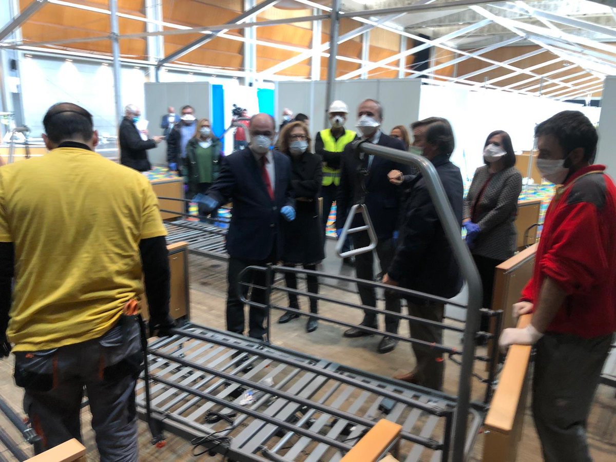 JLambanM's tweet photo. Ojalá no los necesitemos. Pero el @GobAragon ha decidido instalar dos hospitales de campaña con 508 camas. Uno, en la Sala Multiusos, con 108, lo he visitado hoy con el alcalde @Jorge_Azcon. La unidad y la cooperación, requisitos imprescindibles para derrotar al #coronavirus https://t.co/6G0ZHBWYVe