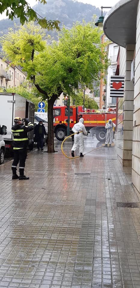 Alberto_Belda's tweet photo. La Unitat Militar d'Emergències (UME) ha estat de nou en Alcoi portant a terme tasques de desinfecció en llocs de la ciutat oberts al públic.
#Alcoi #toteixirabe #UME https://t.co/CX8qefhLuQ