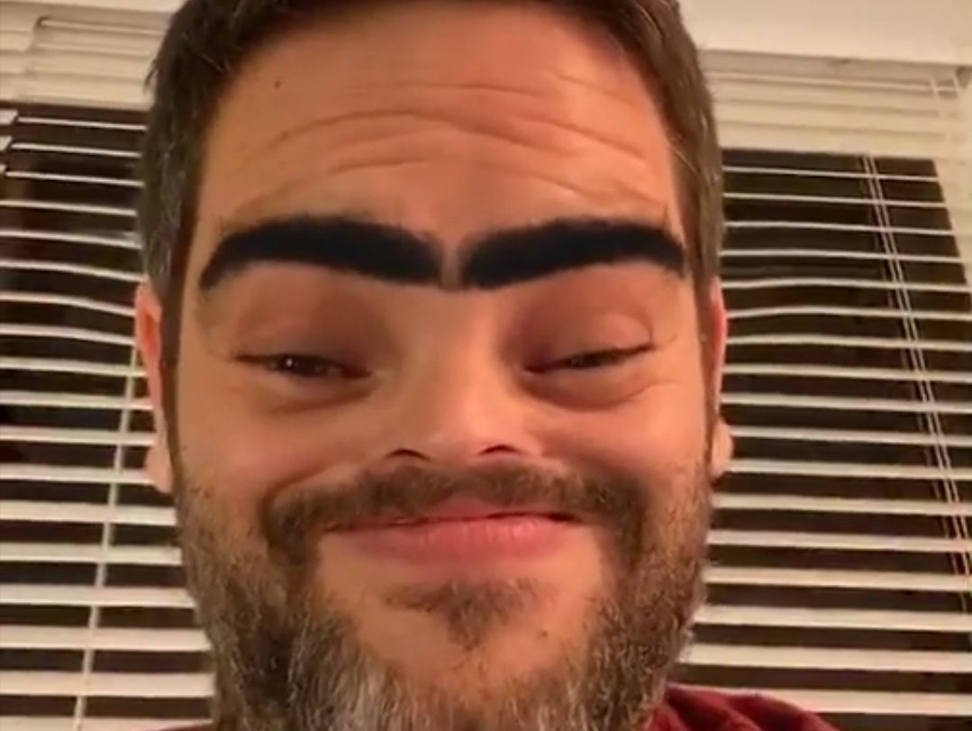 estopadas's tweet photo. @estopaoficial David se había preparado ejercicios para hacer en casa y recomendaciones culturales, pero José... su tiempo se habrá tirado eligiendo los filtros oye jajajajaja https://t.co/geTK12S8et