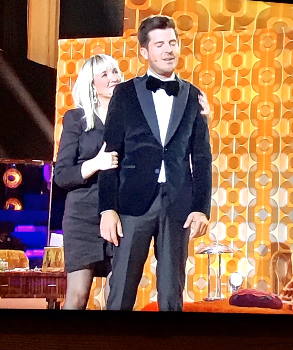 bosch_nicole's tweet photo. #AVJT @France3tv @vincentniclo quel beau moment #ParoleParole avec @anne_roumanoff dans ce divertissement 🎶🎤partage de rêves et de souvenirs de ces années 70 🤗👍❤️❤️Bravo https://t.co/ZFOKRC6gMc