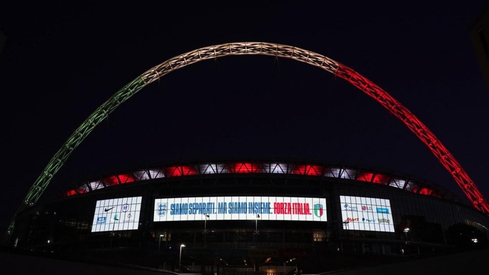 rtl1025's tweet image. 🔵 #Wembley illuminato per 90' con il tricolore dell'Italia. E' successo questa sera a Londra, dove oggi si sarebbe dovuta giocare l'amichevole fra Inghilterra e Italia, in preparazione ad Euro 2020

#COVID19italia