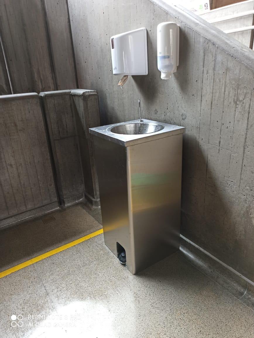 QuinteroCalle's tweet photo. Enfrentamos al #COVID19 con procesos de desinfección en el @metrodemedellin. Las estaciones son nebulizadas para garantizar que las personas que siguen trabajando por nosotros, permanezcan seguras. #CuidarMeEsCuidarNos https://t.co/jb2UBK86pl