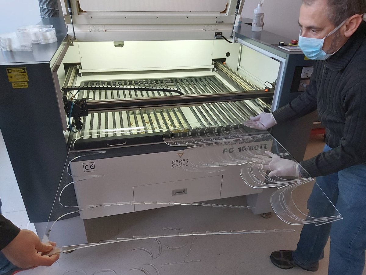 CUMe_UEx's tweet photo. Esta semana hemos puesto a disposición del sistema sanitario el material de nuestros laboratorios de enfermería y hemos fabricado más de 500 viseras protectoras que esperemos que ayuden a los profesionales que nos cuidan en estos momentos difíciles #EsteVirusLoParamosUnidos https://t.co/xYlS13pbpY