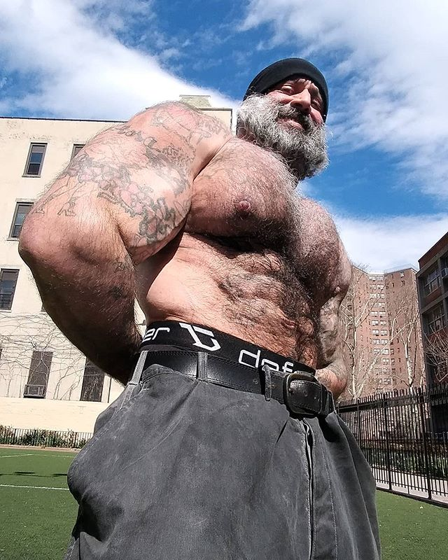 Neverbigmscl's tweet photo. "MUTANTS! GO OUT NOW AND ENJOY THE CITY! THERE IS NOT HUMANS AROUND! NYC STATE OF MIND! I LOVE NY CITY WITH OR WITHOUT VIRUSES! AND WITHOUT HUMANS! LONG LIVE MUTANTS!" - Muscle Eddie https://t.co/MJ3OWM92GF