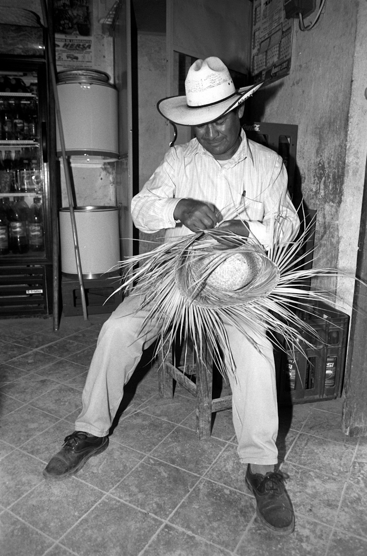 MiMuseoIndigena's tweet photo. Una de las #ArtesTradicionales principales en la comunidad xwja / #ixcateca de Santa María Ixcatlán, #Oaxaca, es la elaboración de productos de palma. Algunos de los artículos que tejen son sombreros y tenates, aunque también elaboran juguetes y objetos ornamentales. https://t.co/XVTke5Yth9