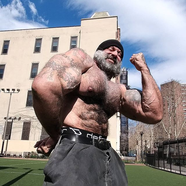 Neverbigmscl's tweet photo. "MUTANTS! GO OUT NOW AND ENJOY THE CITY! THERE IS NOT HUMANS AROUND! NYC STATE OF MIND! I LOVE NY CITY WITH OR WITHOUT VIRUSES! AND WITHOUT HUMANS! LONG LIVE MUTANTS!" - Muscle Eddie https://t.co/MJ3OWM92GF