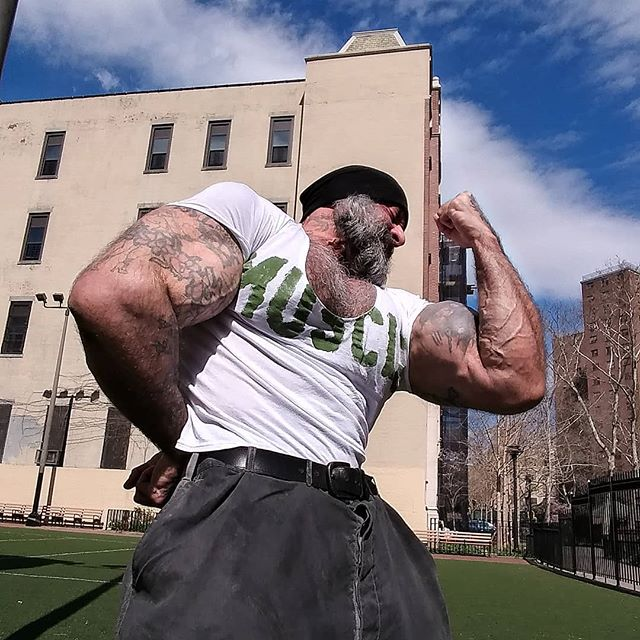 Neverbigmscl's tweet photo. "MUTANTS! GO OUT NOW AND ENJOY THE CITY! THERE IS NOT HUMANS AROUND! NYC STATE OF MIND! I LOVE NY CITY WITH OR WITHOUT VIRUSES! AND WITHOUT HUMANS! LONG LIVE MUTANTS!" - Muscle Eddie https://t.co/MJ3OWM92GF