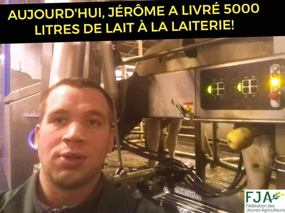 fja_be's tweet photo. Vous êtes plutôt cacao ou un nuage de lait dans votre café pour vous réchauffer le coeur en cette période? 
Aujourd'hui, Jérôme a livré 5.000 litres de lait à la laiterie. C'est de quoi assurer le ravitaillement de 1.400 ménages de 4 personnes👨‍👩‍👧‍👦 pour une semaine!
#onvousnourrit https://t.co/Bv5lBkpHNj