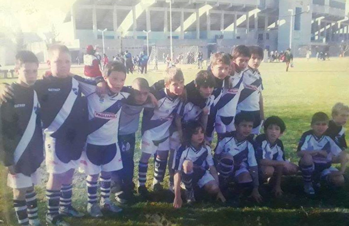 clubbenhur's tweet photo. 🐺 #Los80DeLaBH. Compartimos más fotos de #BenHur. Las #Cat1994, #Cat1996, #Cat1999 y #Cat2001. #Gracias.
8️⃣0️⃣ #Aniversario 🎉
#QuedateEnTuCasa 💪
👉 Mandanos tu #Foto 📸
#VamosLobos 🔵⚪🔵 https://t.co/TnwpBPGuNn