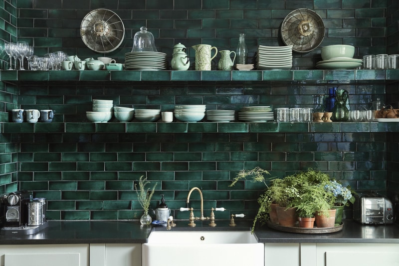 dominomag's tweet photo. This emerald-tile kitchen renovation was 17 years in the making: https://t.co/DKnJz97tau https://t.co/OFhMxpwAjE