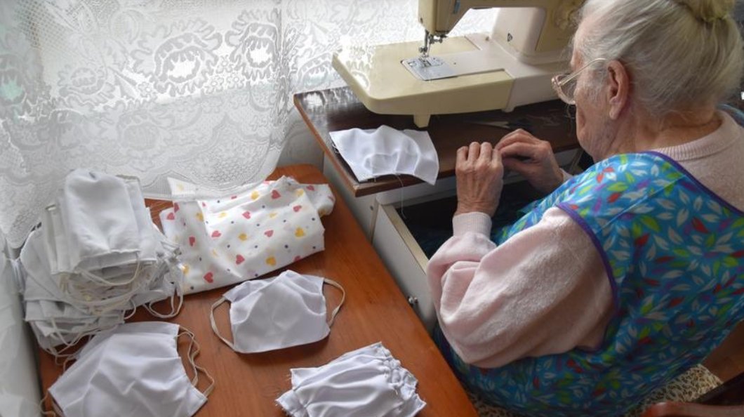 Oto pani Janina. Pani Janina ma 96 lat. Pani Janina jest ze Świdnicy i każdego dnia szyje maseczki dla tamtejszej przychodni zdrowia.

Bohaterowie są wśród nas, nie w Sejmie.

#koronawirus #koronawiruswPolsce #nasimaliWIELCYBOHATEROWIE