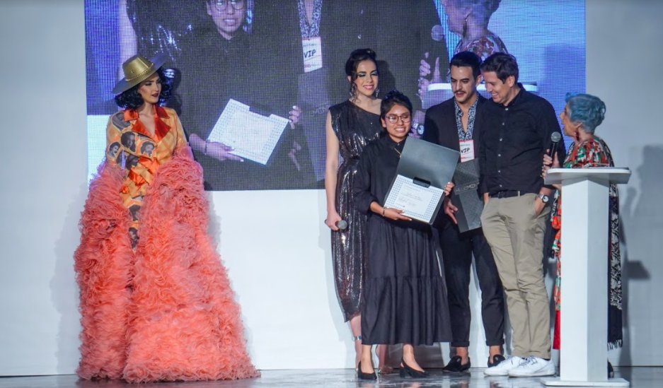 AnnaFusoni's tweet image. Conoce a los ganadores de los concursos de la Experiencia MODAPREMIO 2020...al jurado...y los premios.
ks.com.mx/mp-2020-y-los-…
# #diseñomexicano #modasostenible #modaconfuturo #modapremio