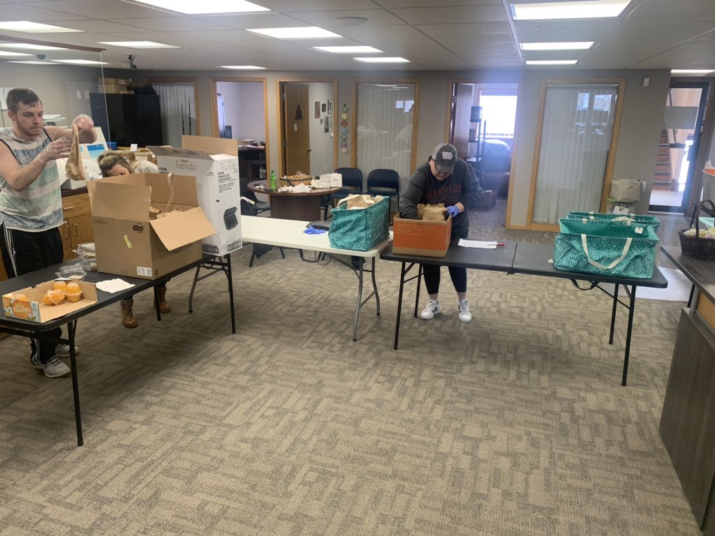 FullCircleNEIA's tweet photo. A HUGE thank you to Damons Sports Bar and Grill in Waterloo, First Street Deli in Independence, and Bents Smokehouse &amp; Pub in Westgate for helping us get meals out to those in need today! https://t.co/1eqGU8LUkP