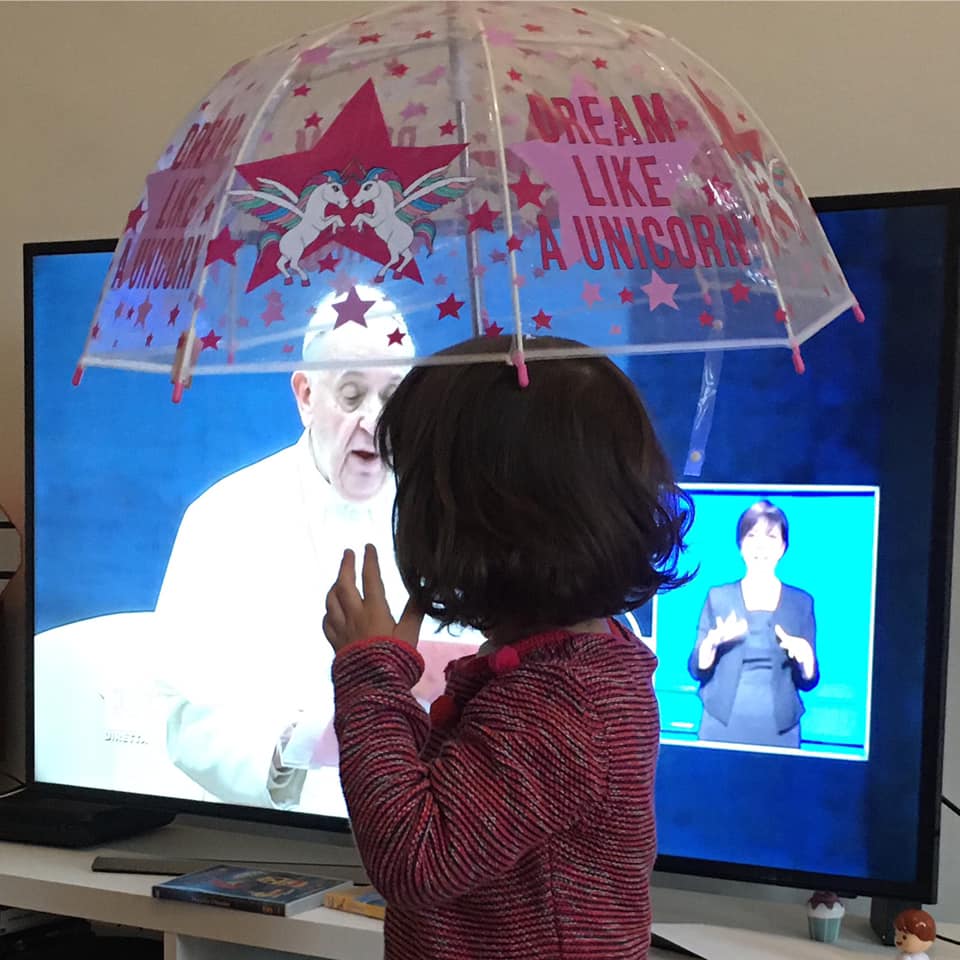 valetrotter's tweet photo. @Pontifex_it @Pontifex_fr From Marseille, my daughter Athéna protects the pope from the rain #PopeFrancis #Rome #UrbietOrbi https://t.co/lDUpMP5bPJ