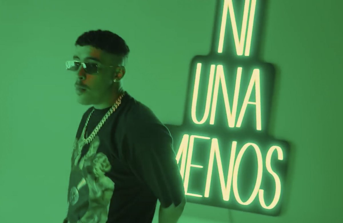 porquetendencia's tweet photo. "NI UNA MENOS":
Por el mensaje en el videoclip de #YoPerreoSola de Bad Bunny
https://t.co/A2E5VIdWb9