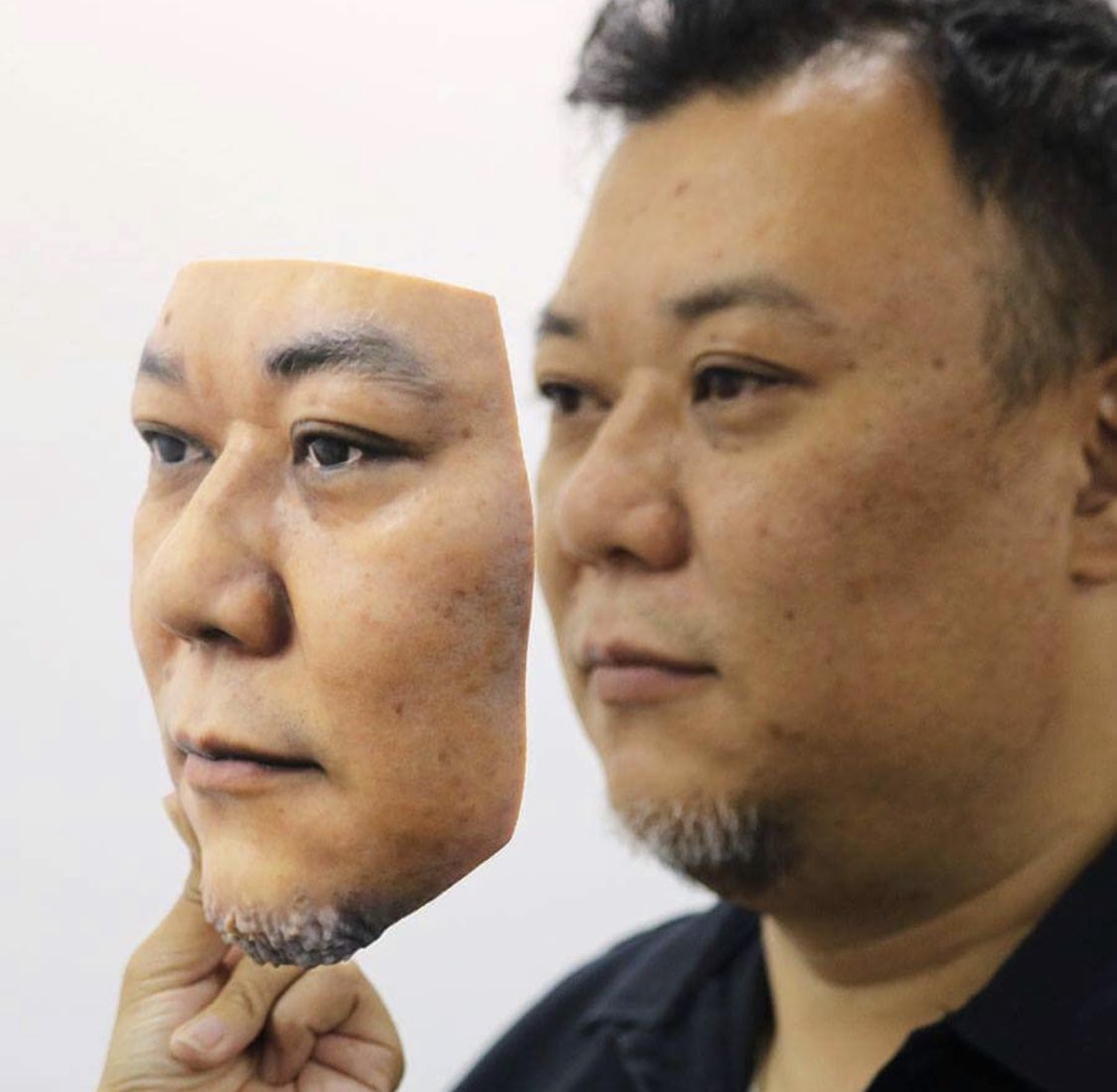 自分の顔を3dスキャンして作ったというマスクが異常なクオリティでなんかもう凄い 不気味の谷越えてきた Togetter