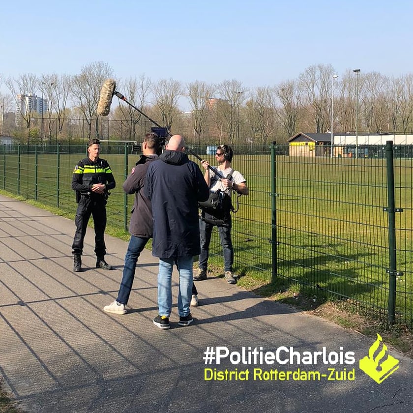 Jongeren blijven massaal elkaar op zoeken in parken en op de pleinen in de wijk! We spreken de mensen zoveel mogelijk aan en vanmiddag in opdracht van de gemeente <a href="/rotterdam/">Gemeente Rotterdam</a> een filmpje opgenomen in de hoop zoveel mogelijk jongeren te bereiken!! Houd je aan de regels!!^RdG