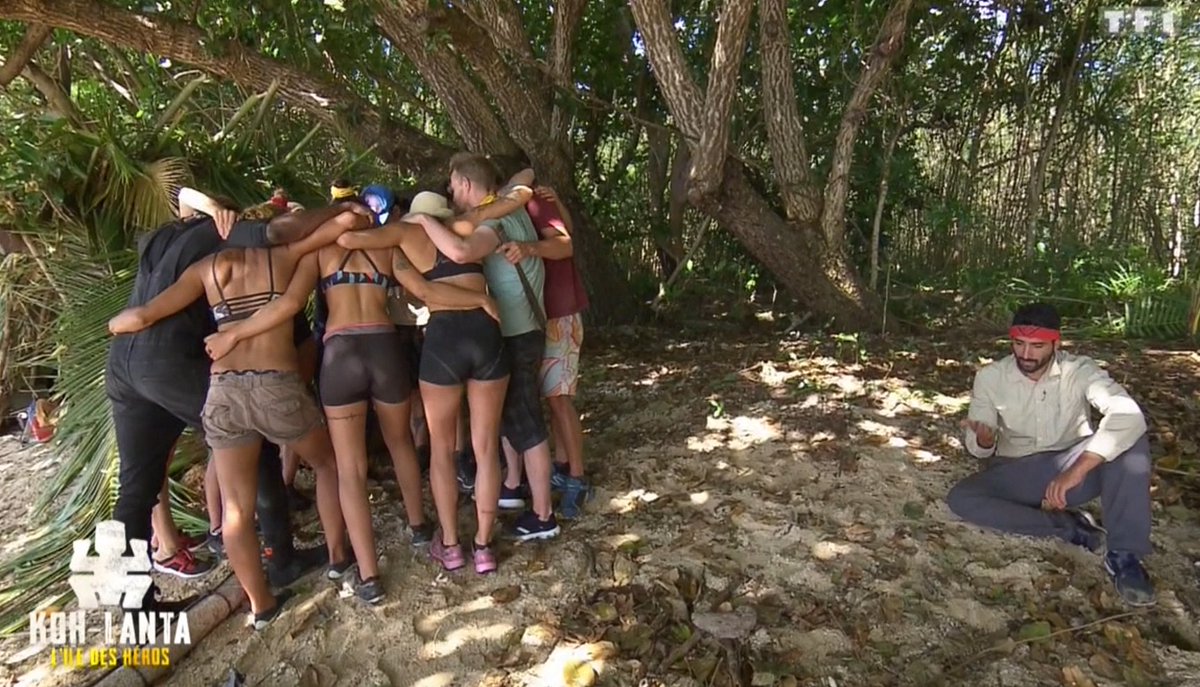 pierrot80remy's tweet photo. cette scène...tout un symbole.
La solitude...
#ahamad vient de s'auto-confiner tout seul ! 
#kohlanta #coronavirus #covid19 #kohlanta2020 https://t.co/CqyoNqi7nk
