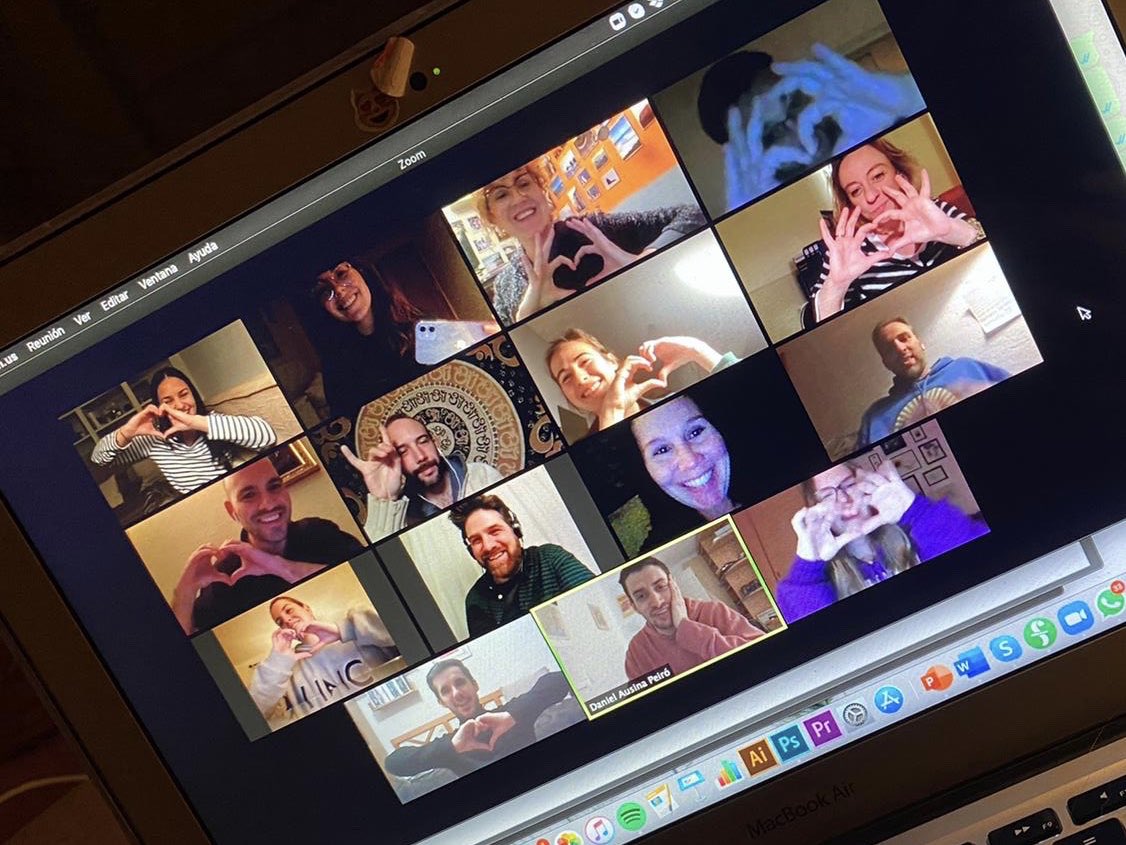 Mis alumn@s del Máster de guion de tv de la <a href="/ECAM_/">ECAM</a> me han alegrado el día con sus ejercicios de comedia. Gracias. Sois enormes. 🥰