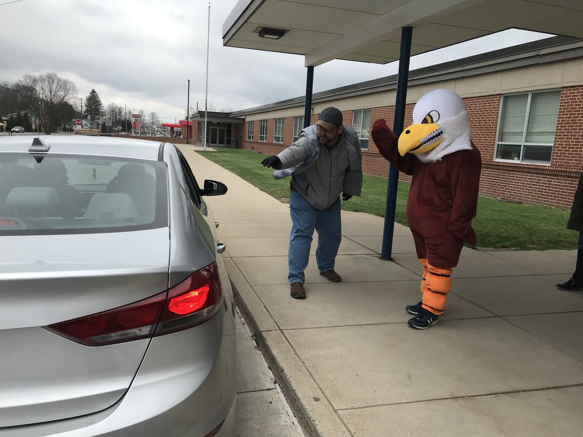 WingateElemBEA's tweet photo. Special guest today passing out lunches.  The Eagle!  BEA proud! @PADeptofEd @pedroarivera2 https://t.co/nsSJH8Pes4