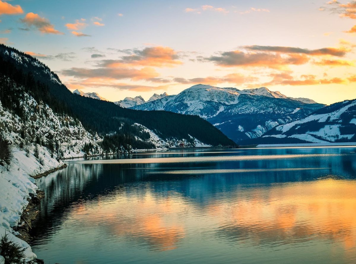 It's not very often one gets to enjoy the transformation of an evening sky in two places at once. ⁠
⁠
📸 @tyson_nicholl⁠
#TheRealStoke #Revelstoke