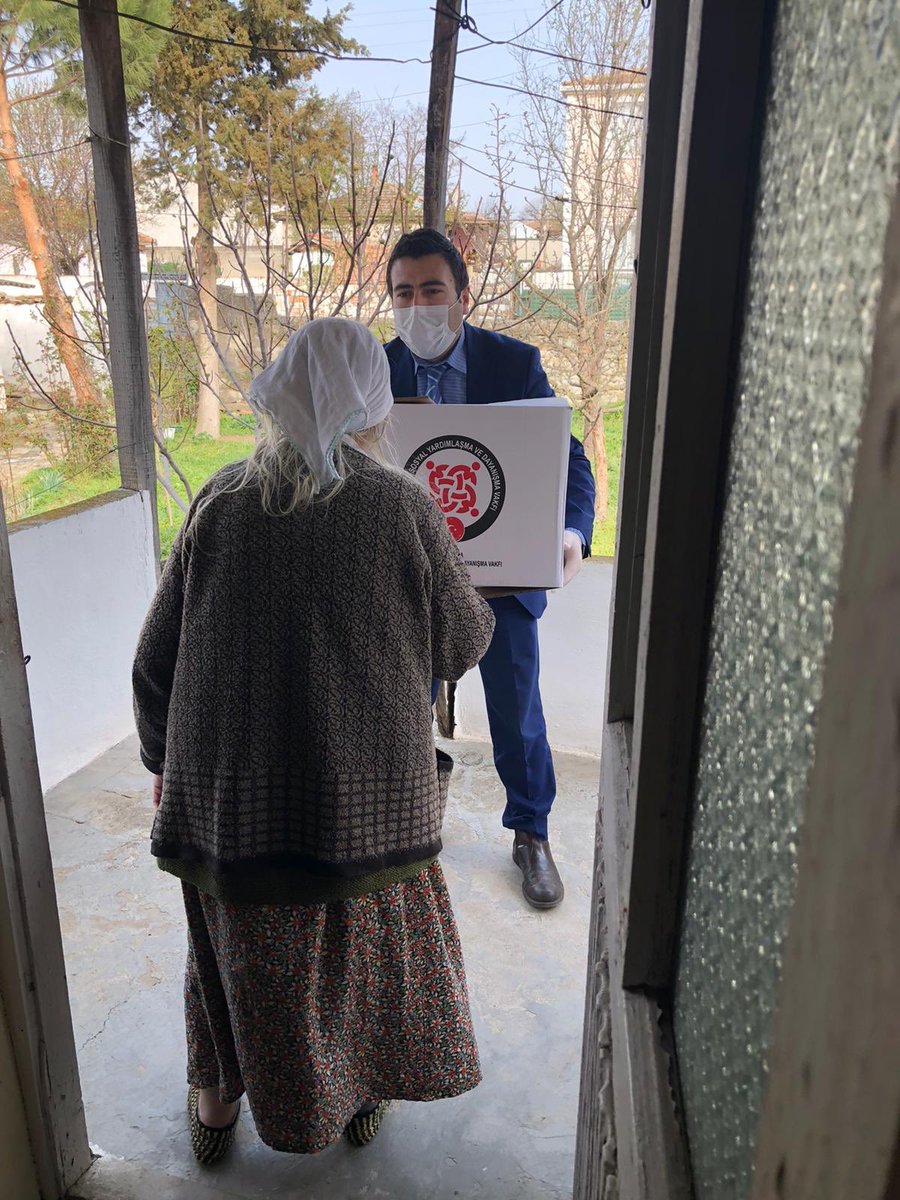 Lalapaşa Kaymakamlığı, Kıymetli Büyüklerimize temel ihtiyaç ve hijyen paketlerini teslim etti.