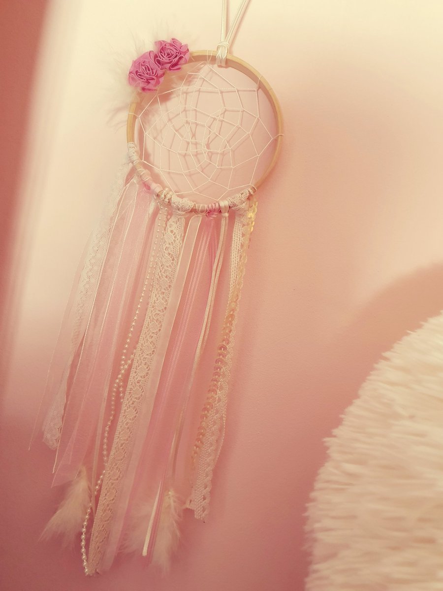 Hoy le hice un atrapasueños a mi hija,después de que anoche me preguntara dónde van todas las cosas que estos días no se hicieron..."porque el tiempo no se recupera, no mami?"🥴De nosotros depende que esta pesadilla les afecte lo menos posible,aún cuando no tengamos respuestas...