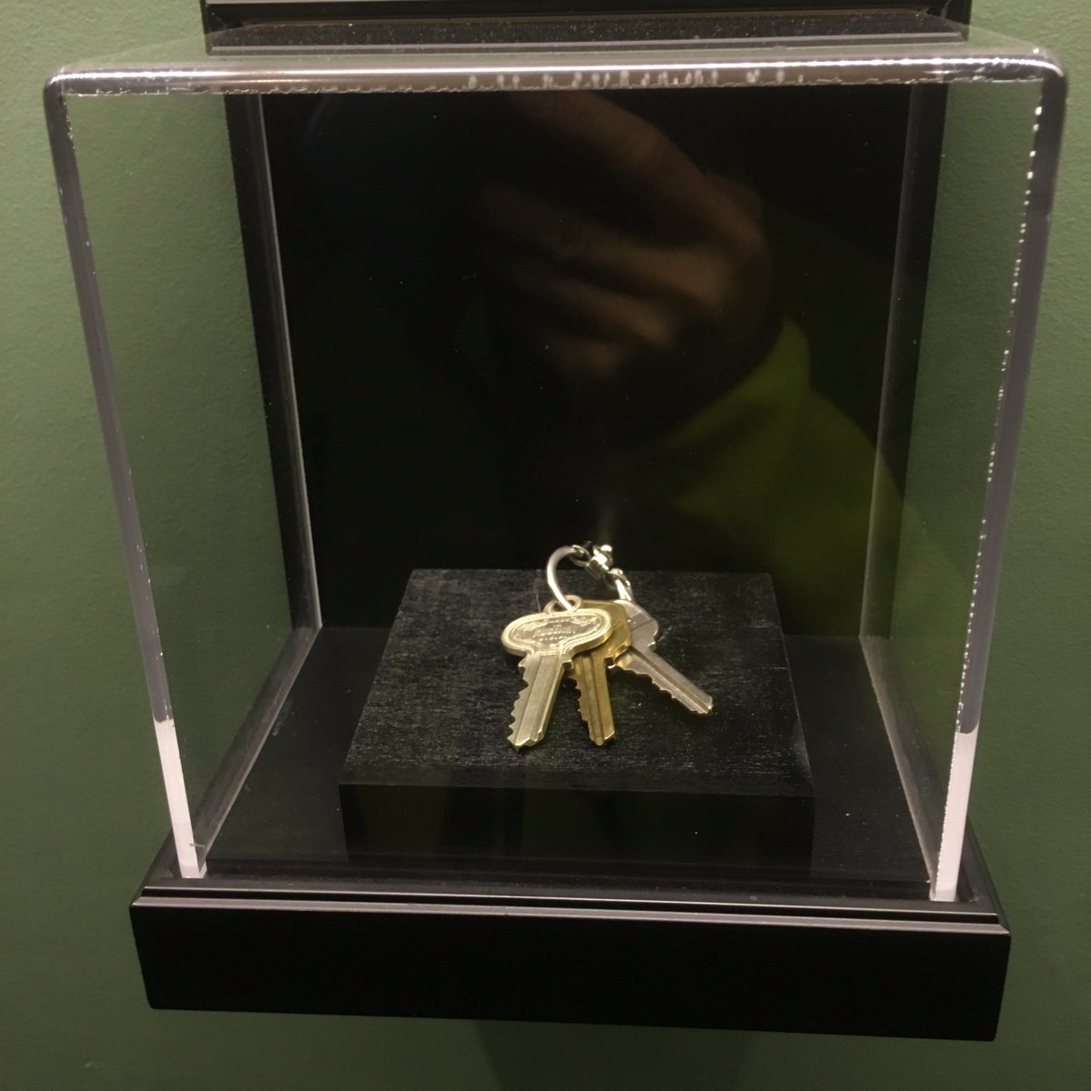 This  #TwitterTour resumes... Stuck in your house? Have a look at  #Elvis’s home:  #Graceland. It’s closed temporarily to help stop the spread of  #coronavirus but we got you covered. Here, the keys...And a look at Elvis Presley’s family tree.  #FamilyMatters. Even more so now.