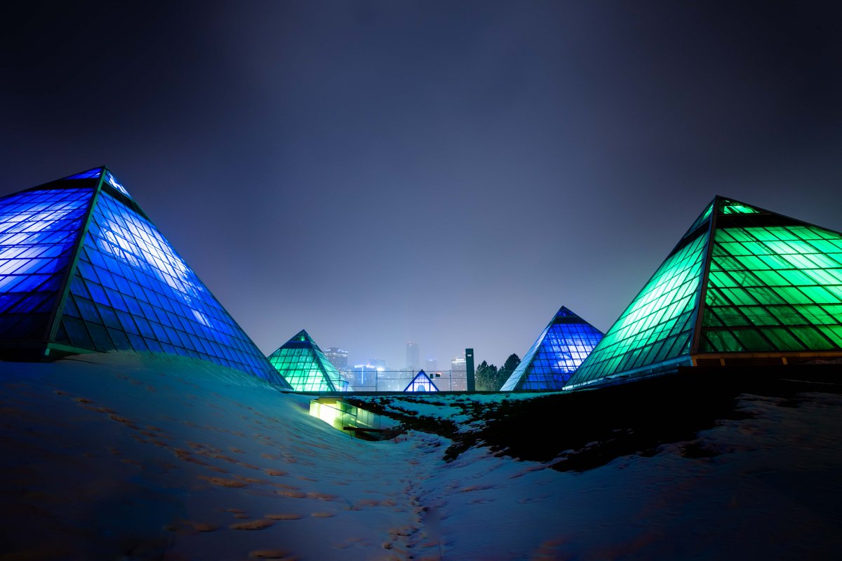 CityofEdmonton's tweet image. March 23-27: The lights on the High Level Bridge, City Hall, Muttart Conservatory &amp;amp; Rossdale Power Plant will be lit in blue &amp;amp; green to honour &amp;amp; thank #HealthcareWorkers everywhere who are working tirelessly in the battle against the #COVID19 pandemic. #LightTheBridge