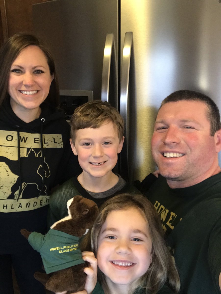 jonathan_stolle's tweet photo. It was a great home spirit week ending with green and gold day! #hpshomespirit2020 #TEAMOFFICERTIP #TeamschROCKSTAR https://t.co/WgDixxZese