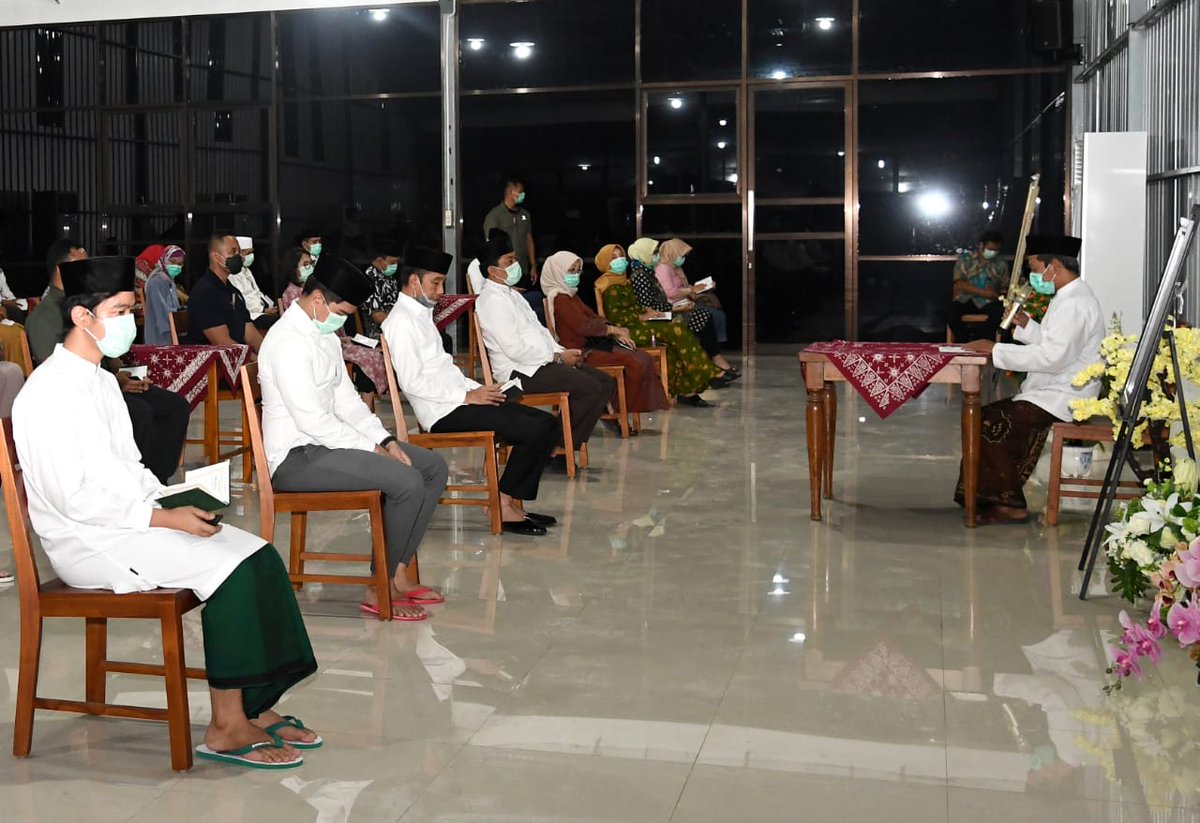 setkabgoid's tweet photo. Jumat (27/3) malam, keluarga besar Presiden @jokowi menggelar tahlilan dan doa bersama untuk mendiang Sudjiatmi Notomihardjo, ibunda Presiden, yang wafat Rabu (25/3), di kediaman almarhumah.
Presiden berserta Ibu Negara Iriana tiba di Surakarta, sekitar pukul 18.23 WIB.
© BPMI https://t.co/WE6IWruiIq