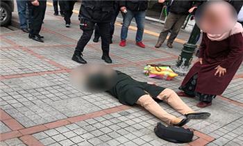 Bu ablamızın da yardımına koşmak isteyenler olmuştur. Ama tam koşacakları sırada belki akıllarına Kadir Şeker geldi ve maalesef sonuç ortada. Öldürenleri alın içeriye, yaşatmak için yardımımıza koşanları değil!!!
#kadiricinadalet 
#kadirleryanmasın
#türkiyekadirinkıymetinibil