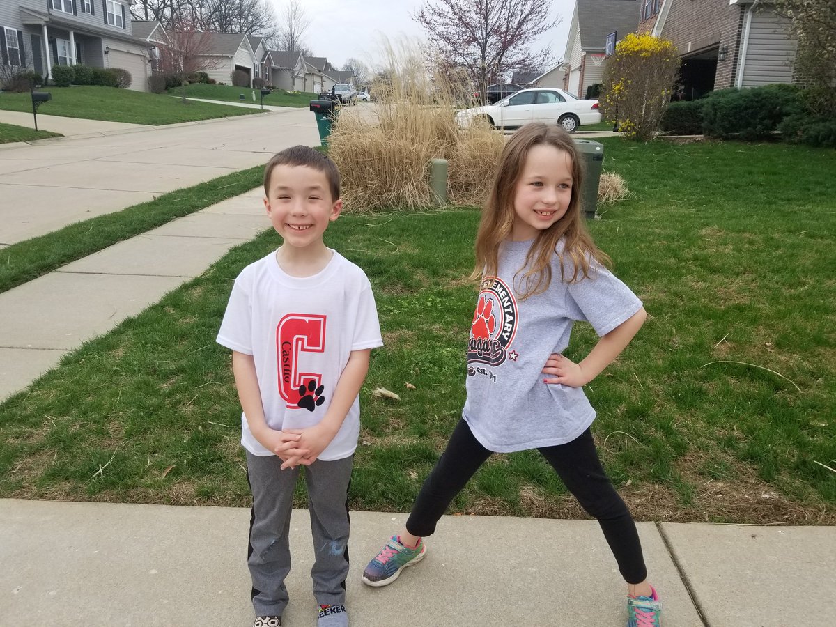 STLKatieK's tweet photo. Showing off our #castliopride on Spirit Week Day 5! #FHSDbettertogether https://t.co/bO3qNZm5rs
