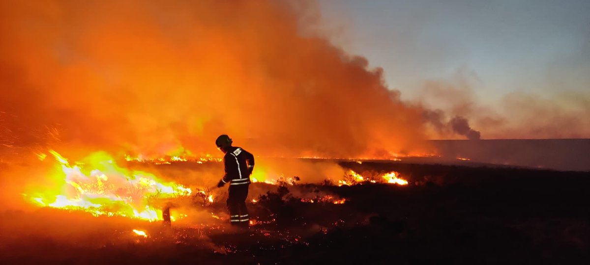 AmmanfordFire's tweet photo. We have spent a vast majority of this week attending wildfires in the Ammanford area. Please refrain from burning during this respiratory pandemic as it’s a huge drain on our resources and prevents us from helping the people that really need us!🔥🚒 #staysafe @mawwfire @ArsonMaww https://t.co/2njRLKPxpd