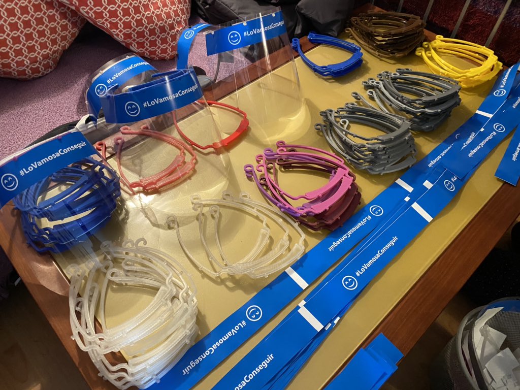 RotulosStudio's tweet image. Mañana 100 sanitarios del Hospital Clinico de Granada , pondran disponer de estas mascarillas de proteccion facial que estamos preparando para donarlas. Fabricacion en impresion 3D y otras en poliestileno. Todo sea por ayudar a nuestros sanitarios cuando mas lo necesitan.