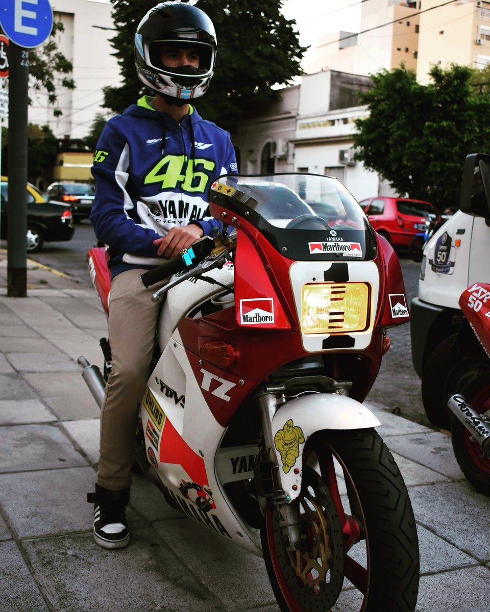 JulianOrt94's tweet photo. Cuando se podía salir a la calle 😅
Ya volveremos 💪🏁

Se invita a cada amigo de las redes a compartir una foto con sus mechas!! 🏍️
------------------------------------------------------------------
Bike: Yamaha TZR 250 1kt 1987
🇯🇵 🇦🇷

#yamaha #tzr250 #2tracing #suomy #vr46 https://t.co/q0QqN9TEOo