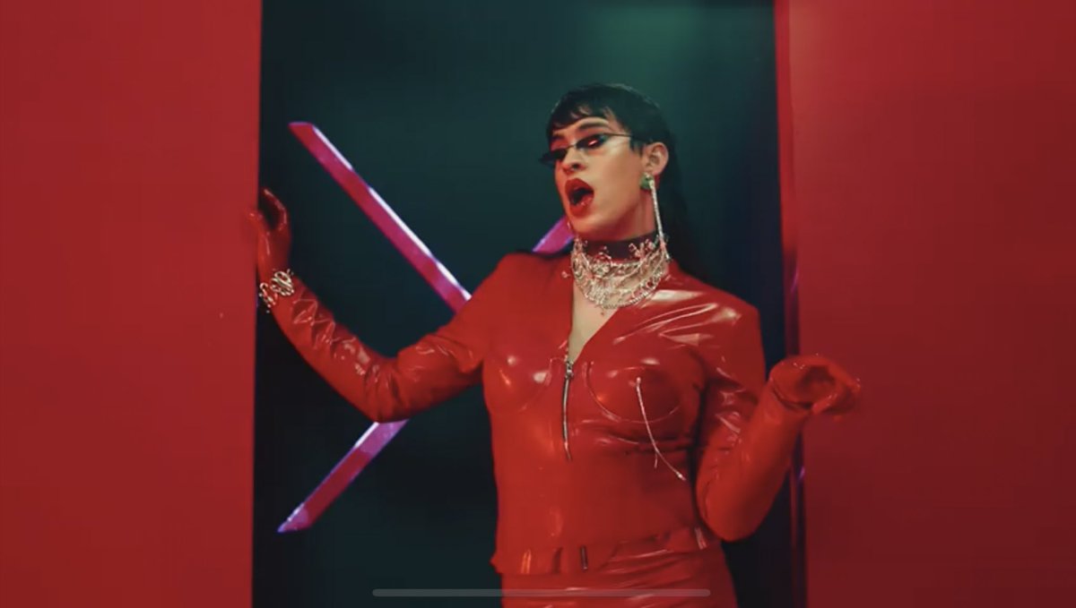 minimariaaa's tweet photo. While most of the guys are worrying about how “gross” it is to be feminine, bad bunny singlehandedly showed that toxic masculinity ain’t got shit on him https://t.co/Jg4UllMtVN