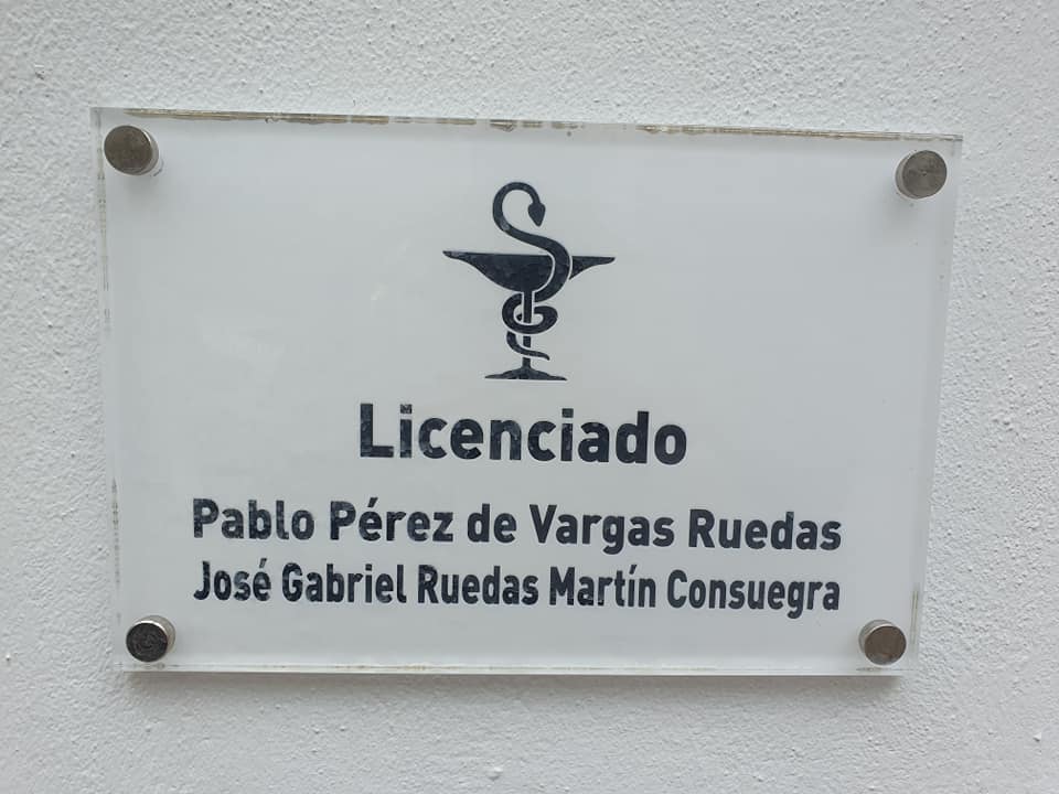 EsteponaLocal's tweet photo. Otra muestra mas de solidaridad con la Policía Local de otro negocio de Estepona. Esta vez ha sido la Farmacia Pérez de Vargas-Ruedas en C/ Adolfo Suárez de Figueroa, aportando 2 paquetes de guantes y 12 botes de geles desinfectantes para manos. https://t.co/09pCgTAjxH