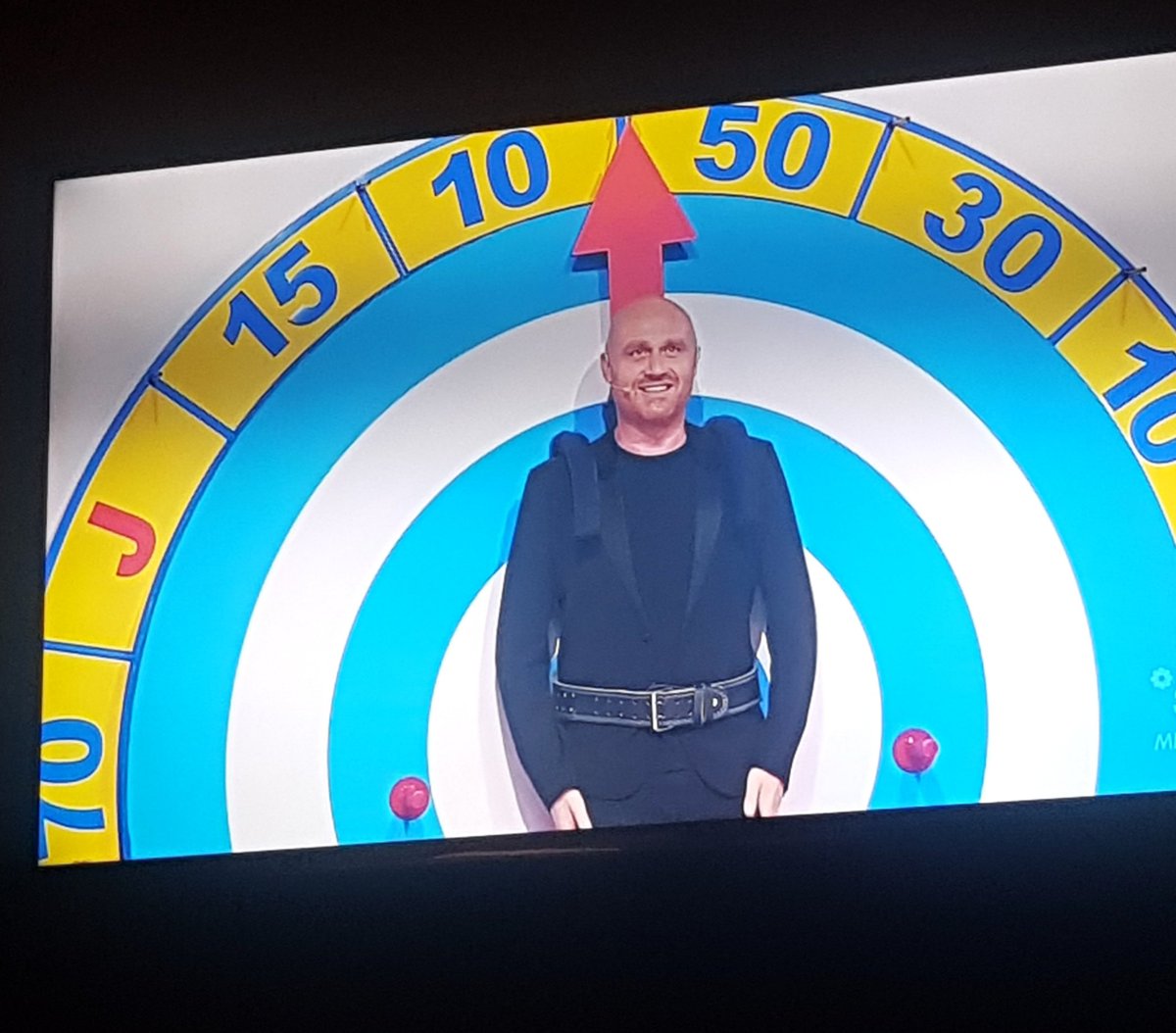 MariManicone's tweet photo. La faccia della bilancia quando mi peserò dopo la #quarantena #Amici19 https://t.co/g5RZdBuqtB
