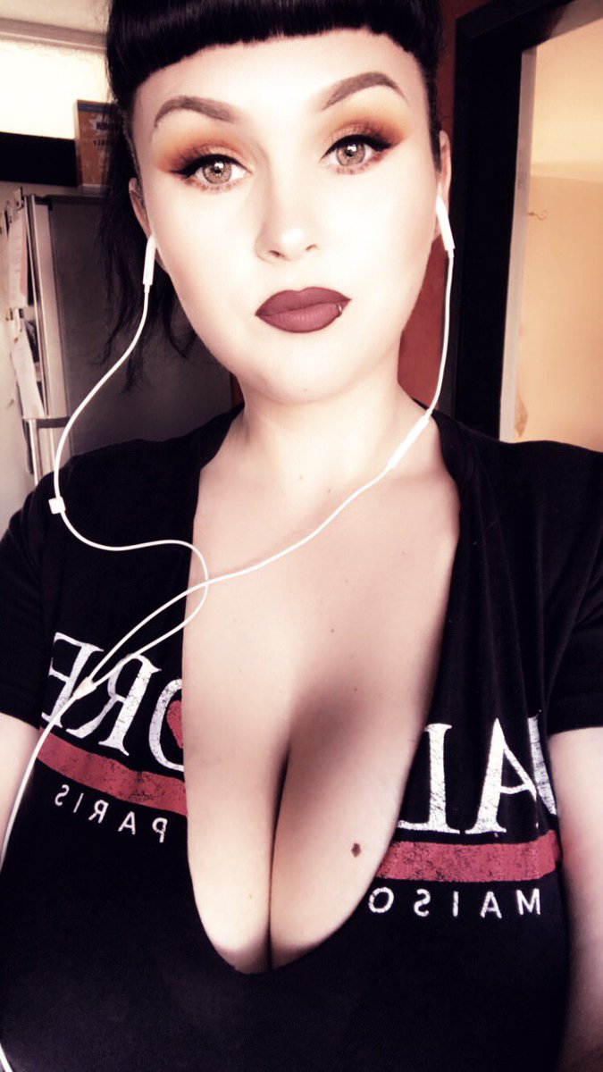 It’s the weekend I’m going ou....oh wait 🤷‍♀️ #wheresmyeyebrow #boobs #redlips #makeup #restingbitchface