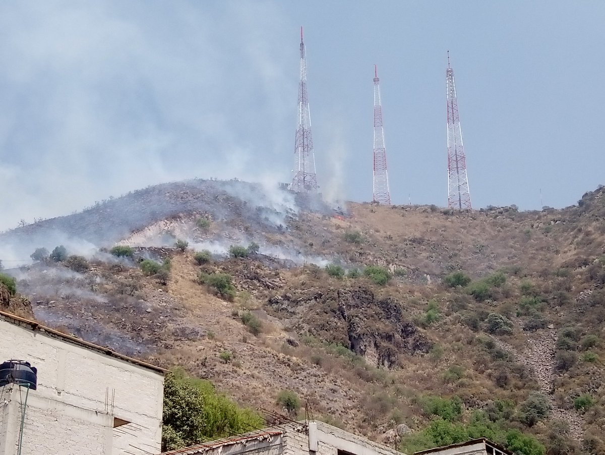 df_lui's tweet photo. @Capital_21 @ABC760AM @El_Universal_Mx @TuAlcaldiaGAM incendio en el cerro del Chiquihuite espero que acudan los bomberos a apoyar gracias https://t.co/VhEAkUlF4c
