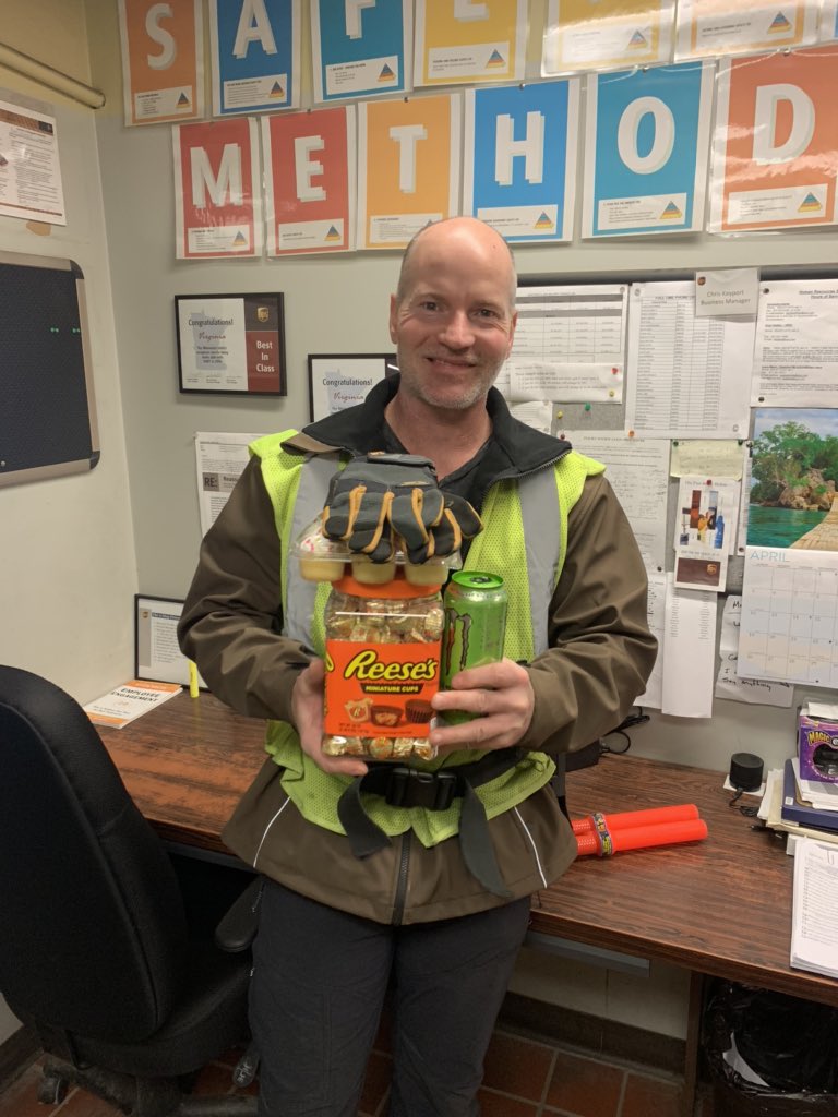 I want to give a HUGE WELL DESERVED shoutout to Local Sorter Dave Zimmel who attained 20 years of service today. Dave has been committed to doing the job safely for the last 20 years. Thank you for all you do Dave! @prestonUPSNORTH @keyport01 @TJMinneapolis #SuperUPSERS