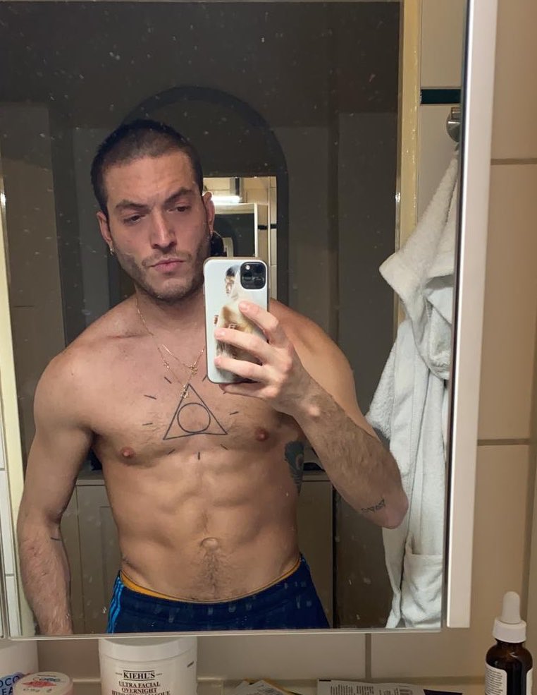 1 pic. i was bored and annoyed of my hair, so I cut / shaved them off ???♂?

What u think? 

#newhair