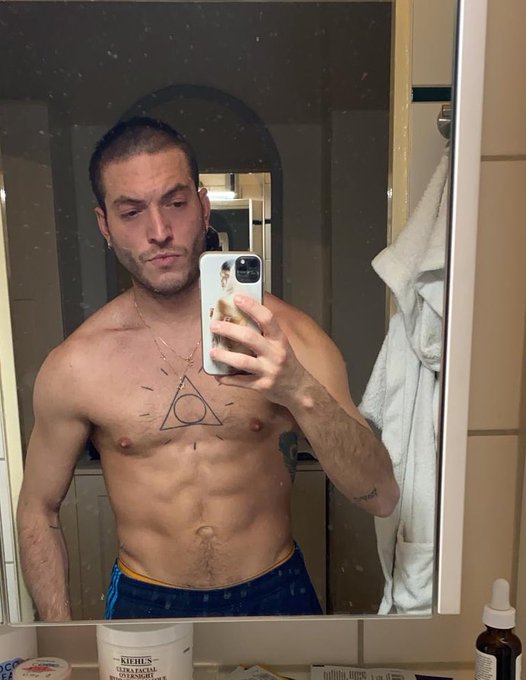 1 pic. i was bored and annoyed of my hair, so I cut / shaved them off ???♂?

What u think? 

#newhair