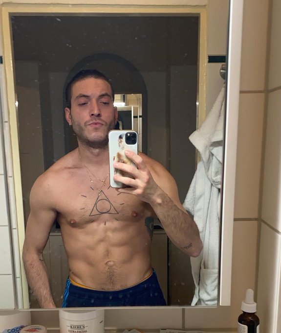 2 pic. i was bored and annoyed of my hair, so I cut / shaved them off ???♂?

What u think? 

#newhair