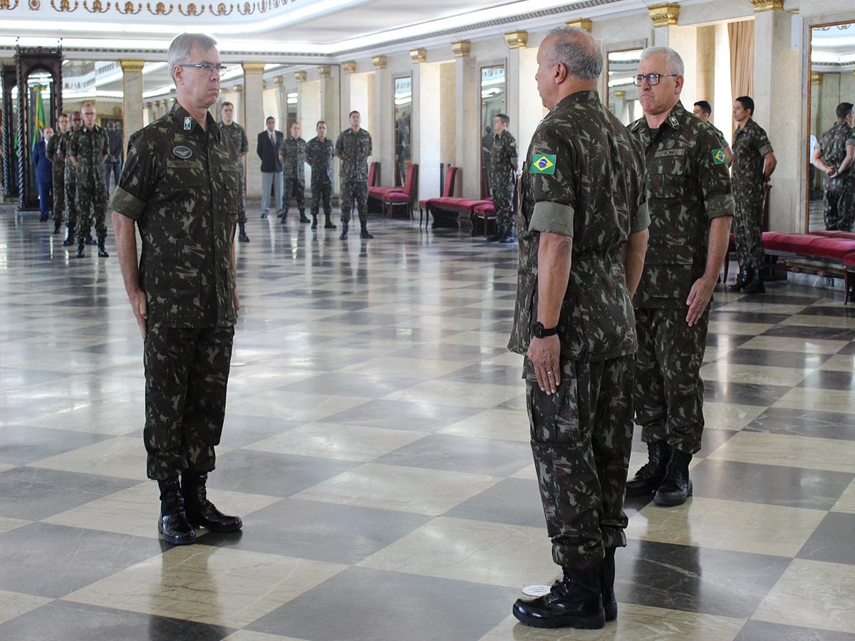 cmlexercito's tweet image. 1ª Região Militar (1ª RM) realiza no Salão de Honra do Palácio Duque de Caxias, cerimônia de passagem de comando do General de Divisão Fernando José Sant´Ana Soares e Silva para o General de Divisão André Luiz Silveira. #cml_eb #1rm #exercitobrasileiro 👉cml.eb.mil.br/ultimas-notici…