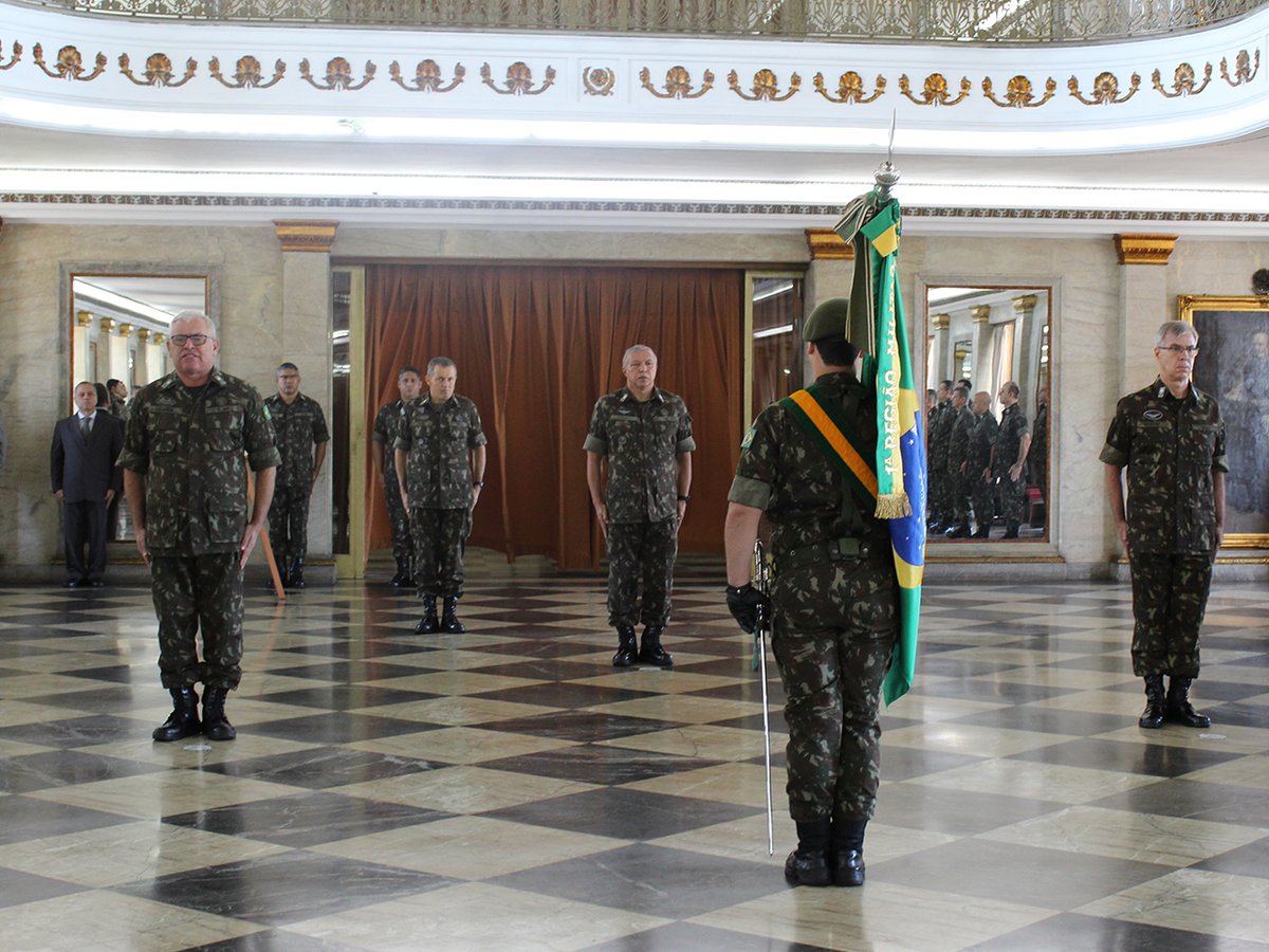 cmlexercito's tweet image. 1ª Região Militar (1ª RM) realiza no Salão de Honra do Palácio Duque de Caxias, cerimônia de passagem de comando do General de Divisão Fernando José Sant´Ana Soares e Silva para o General de Divisão André Luiz Silveira. #cml_eb #1rm #exercitobrasileiro 👉cml.eb.mil.br/ultimas-notici…